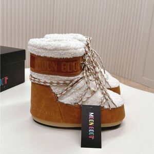 Moon Boot Icon Low Shearling Boot in Whiskey & Off White